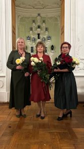 Apbalvo mūsu kora diriģentes