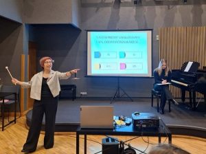 Ieva Ūdre diriģē viktorīnu