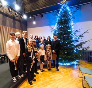 Sestdienā pie eglītes – Lauras un Aigara audzēkņi