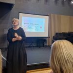 D.Zande lekcijas brīdī.