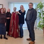 Baiba Litiņa un pedagogi Bauskas Mūzikas un mākslas skolā.