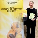 Viktorija Tjuha pie Mazā A.Domrovska konkursa infostenda.