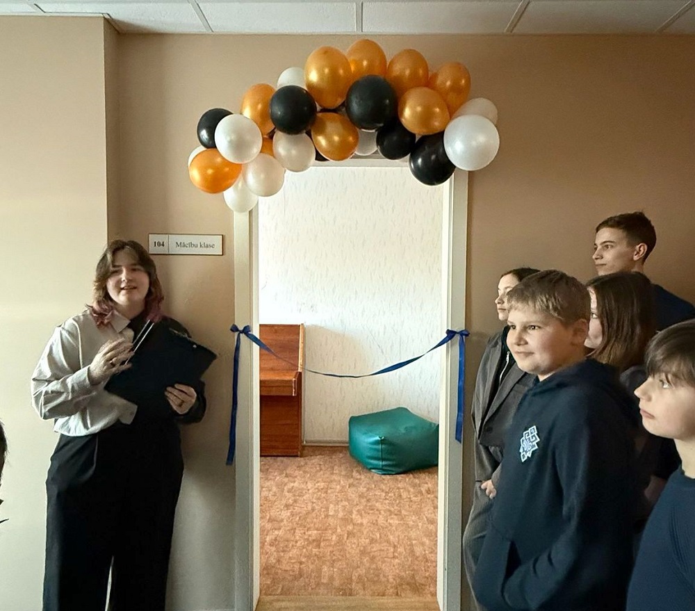 Anete Neidere atklāj spēļu istabu.