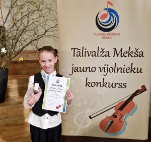 Mūsu vijolnieces turpina mirdzēt!