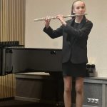 Ramona Balakāne spēlē flautu.