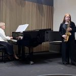 Dārta Garā spēlē saksofonu, pie klavierēm Ineta Rozentāle.