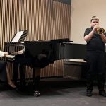 Roberts Apse spēlē trompeti.