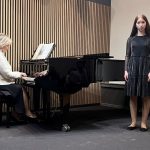 Jasmīna Bula dzied.