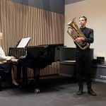 Eduards Niedra spēlē eifoniju, pie klavierēm Ineta Rozentāle.