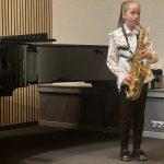 Lauma Maslova spēlē saksofonu.