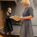 Direktores vietniece Inita Idere- Bankava pasniedz diplomu Keitai Kudrjavcevai.