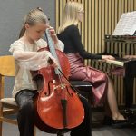 Elza Bļevaite spēlē čellu.