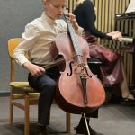 Ernests Antons spēlē čellu.