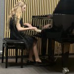 Arabella Estere Čendlere spēlē klavieres.