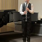 Artis Vecvagars spēlē klarneti.