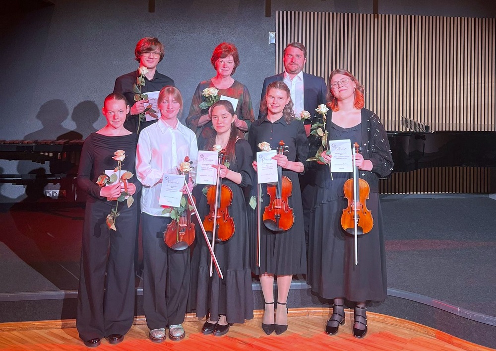 J.Mediņa MV audzēkņi kopā ar koncertmeistaru K.Bumbišu.