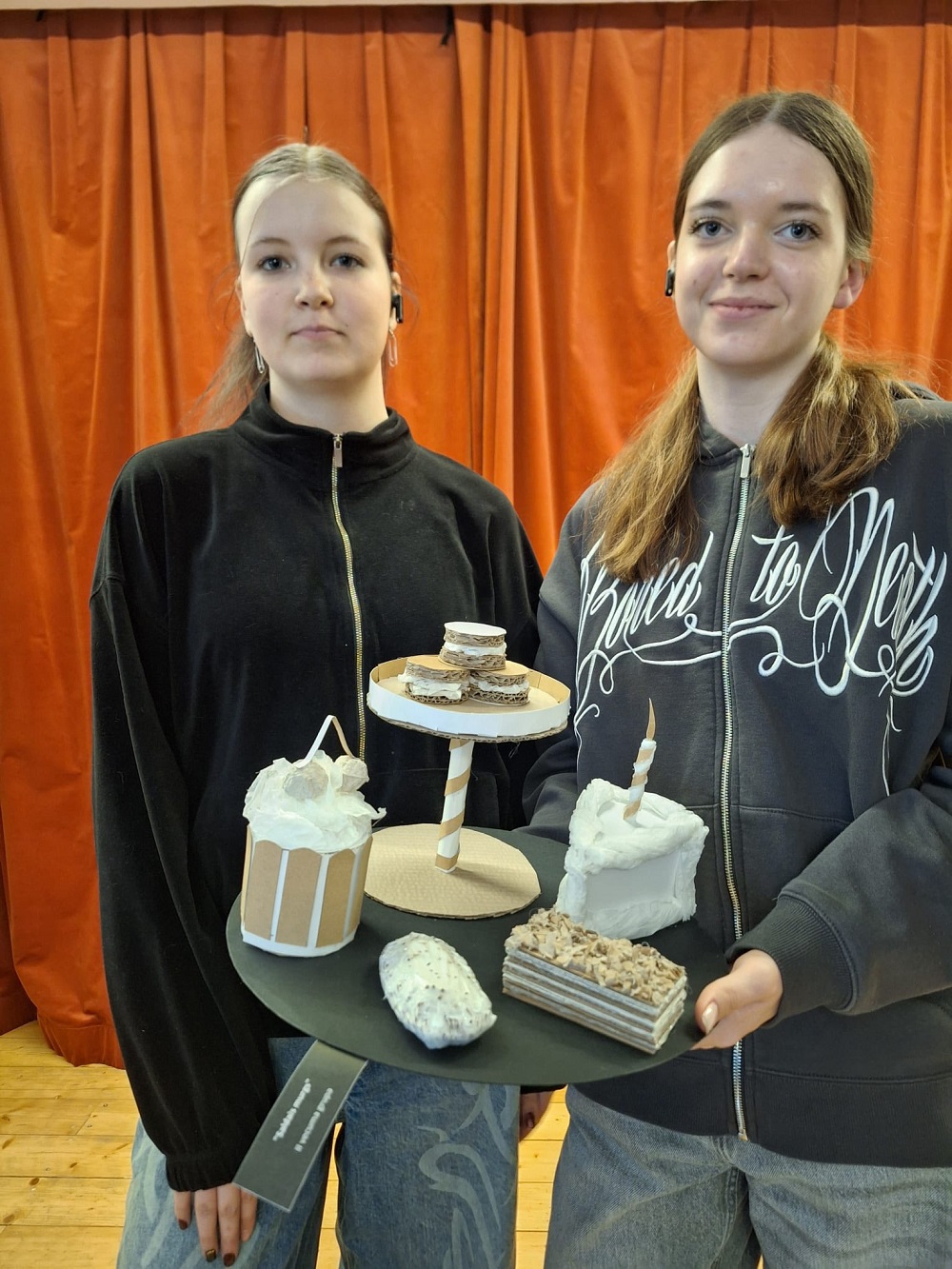 Kate Zilberte un Elīza Mašinska ar konkursa darbu.