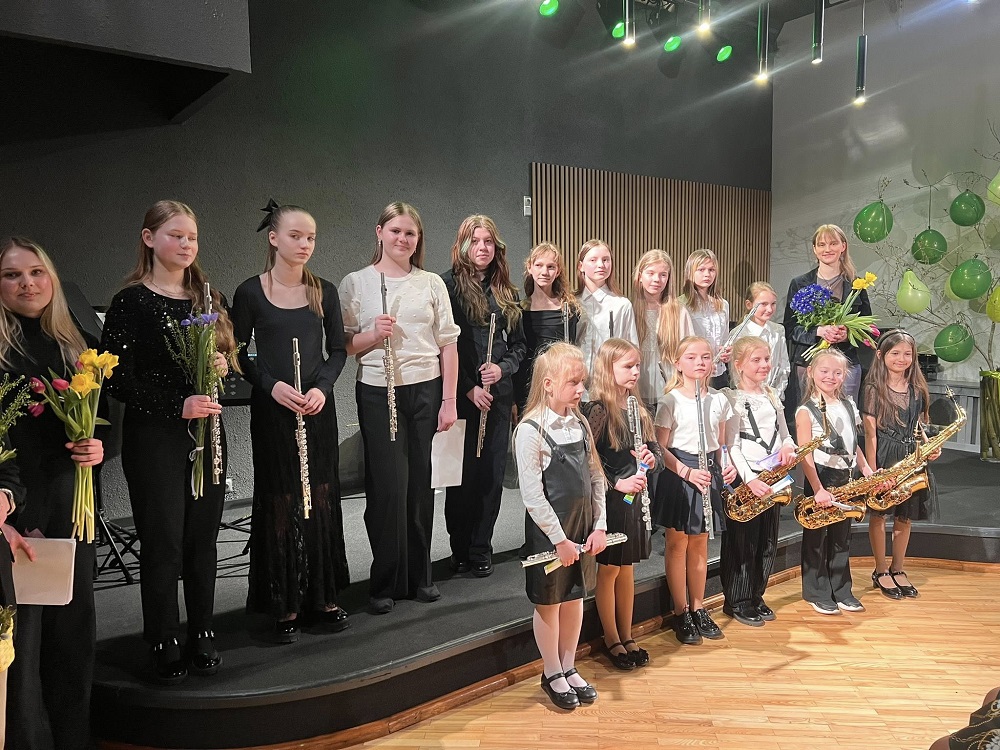 Flautas un saksofona klases audzēknes pēc koncerta kopā ar pedagoģēm un koncertmeistari.