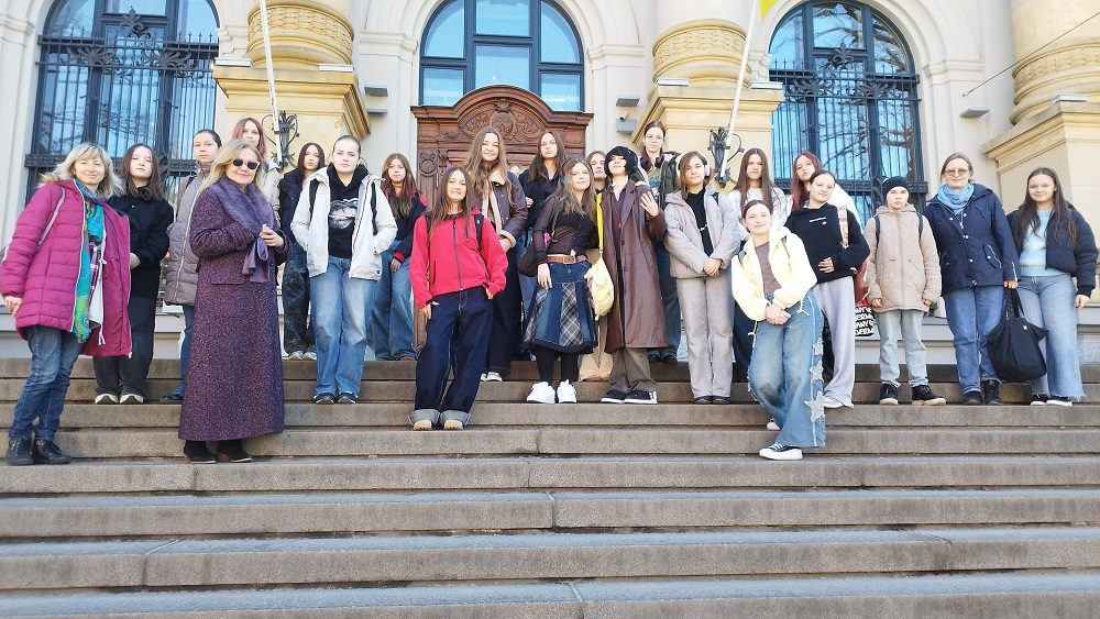 Bauskas MMS Mākslas nodaļas audzēkņu grupa uz Mākslas muzeja kāpnēm.