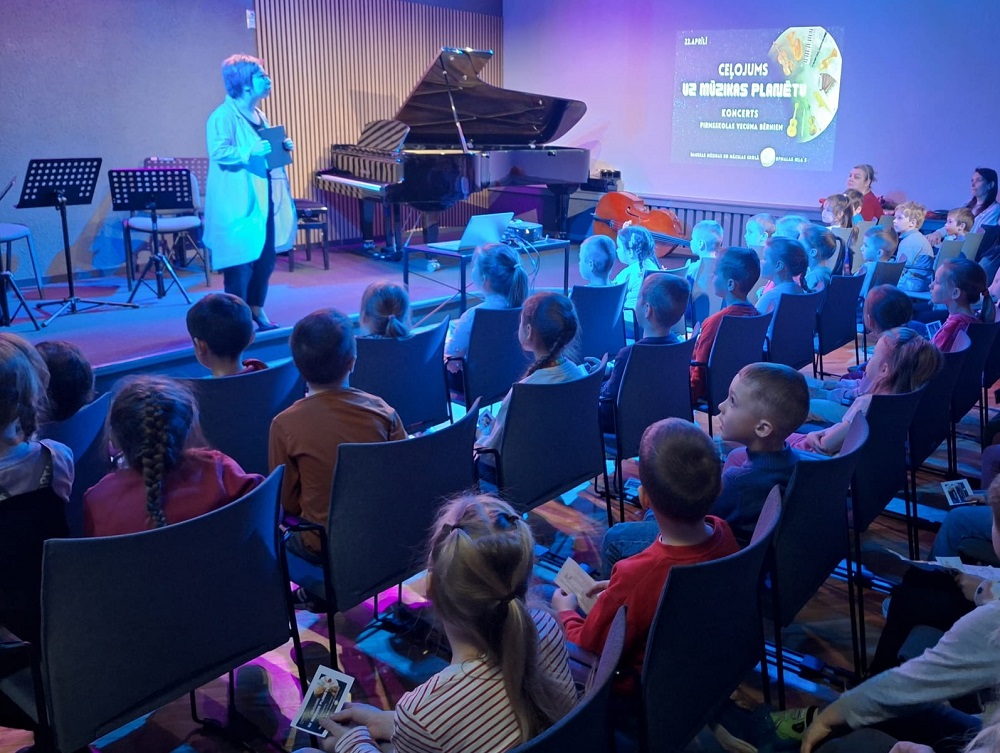 Pedagoģe Ieva Ūdre un koncerta klausītāji.